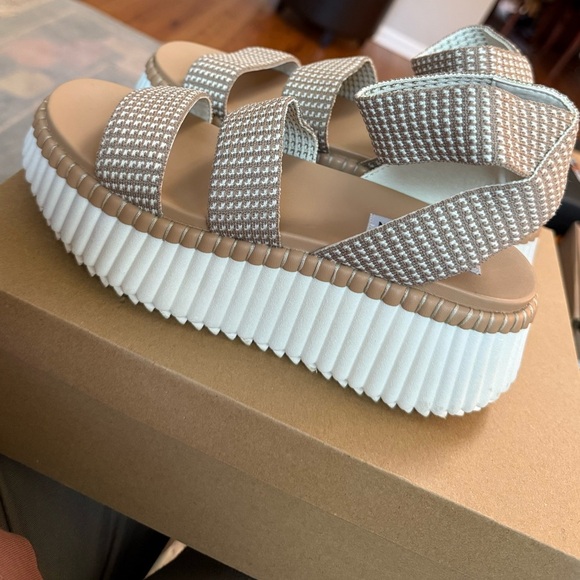 Steve Madden shelle Beige Platform Sandals sz 7 $89 - Picture 6 of 6